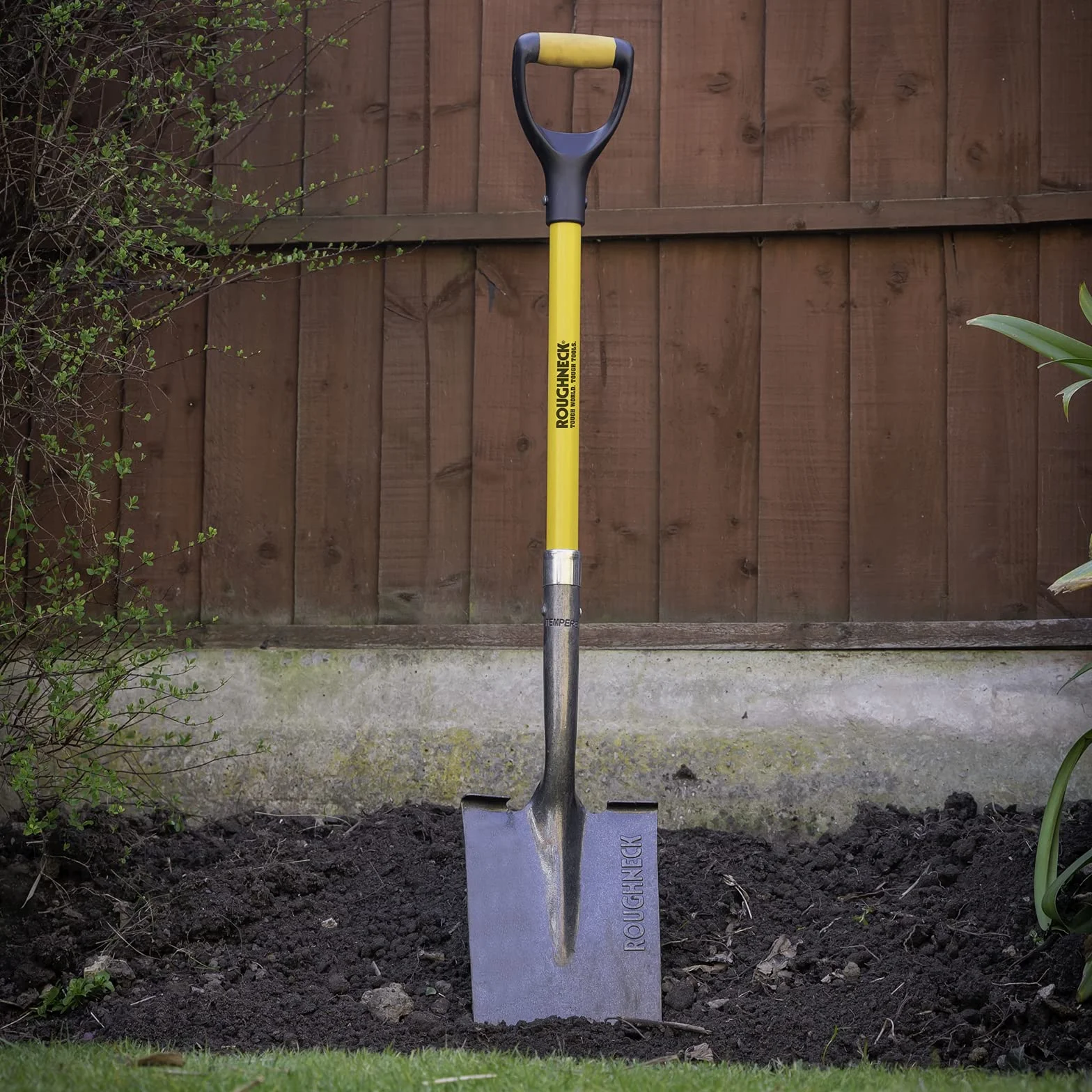 Łopata Roughneck Digging Spade 1070 mm (42") – ostrze ze stali węglowej, wzmocnione gniazdo, trzonek z włókna szklanego