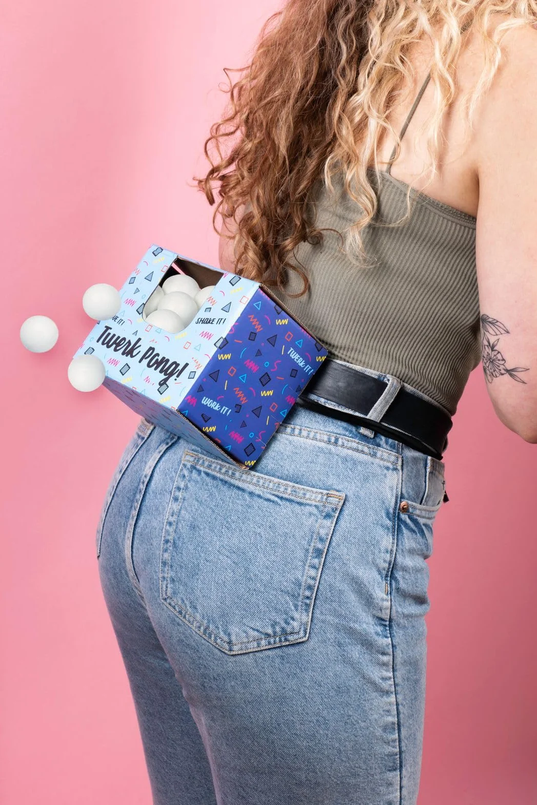 Fizz Creations Nowość gra Twerk Pong. Oryginalna rodzinna gra imprezowa Twerk. Zawiera 10 piłek do ping ponga, wstążkę i kartonowe pudełka. Twerk, aby wstrząsnąć piłeczkami ping ponga!