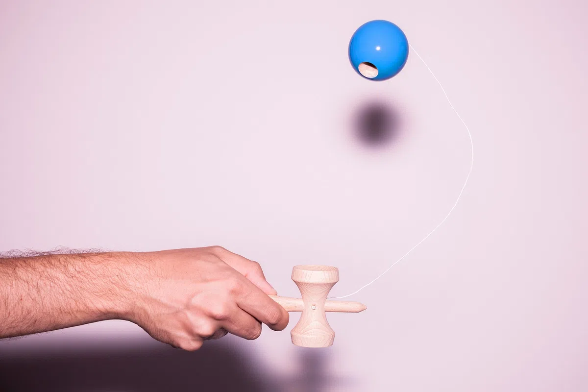 Kendama japońska gra zręcznościowa niebieska kula drewniana zabawka do łapania kulek marka