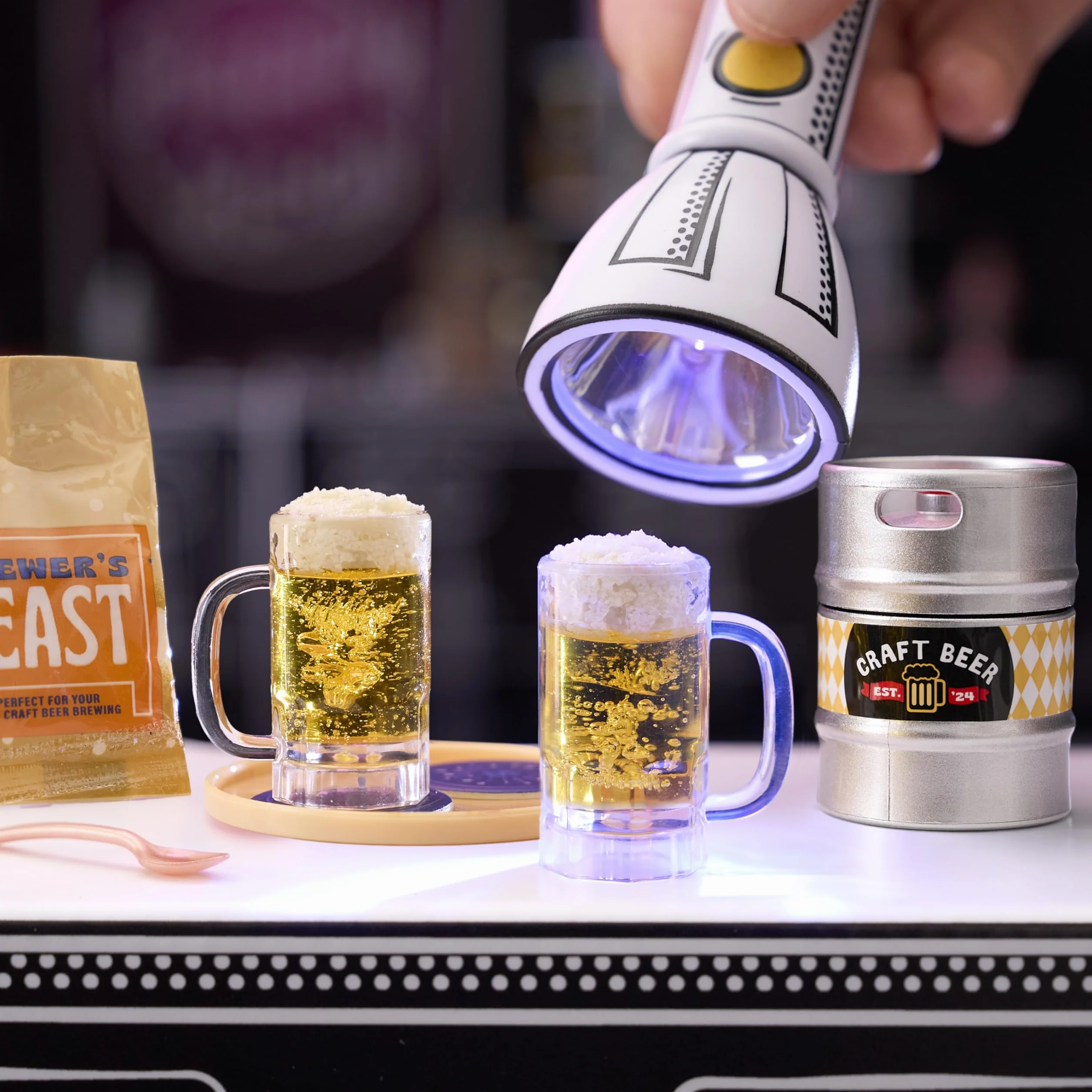 MGA's Miniverse Make It Mini Happy Hour - Mini Przedmioty Kolekcjonerskie w Ukrytych Opakowaniach - Repliki Koktajli DIY - NIEJADALNA Żywica - Przedmioty Kolekcjonerskie dla Dorosłych i Kolekcjonerów