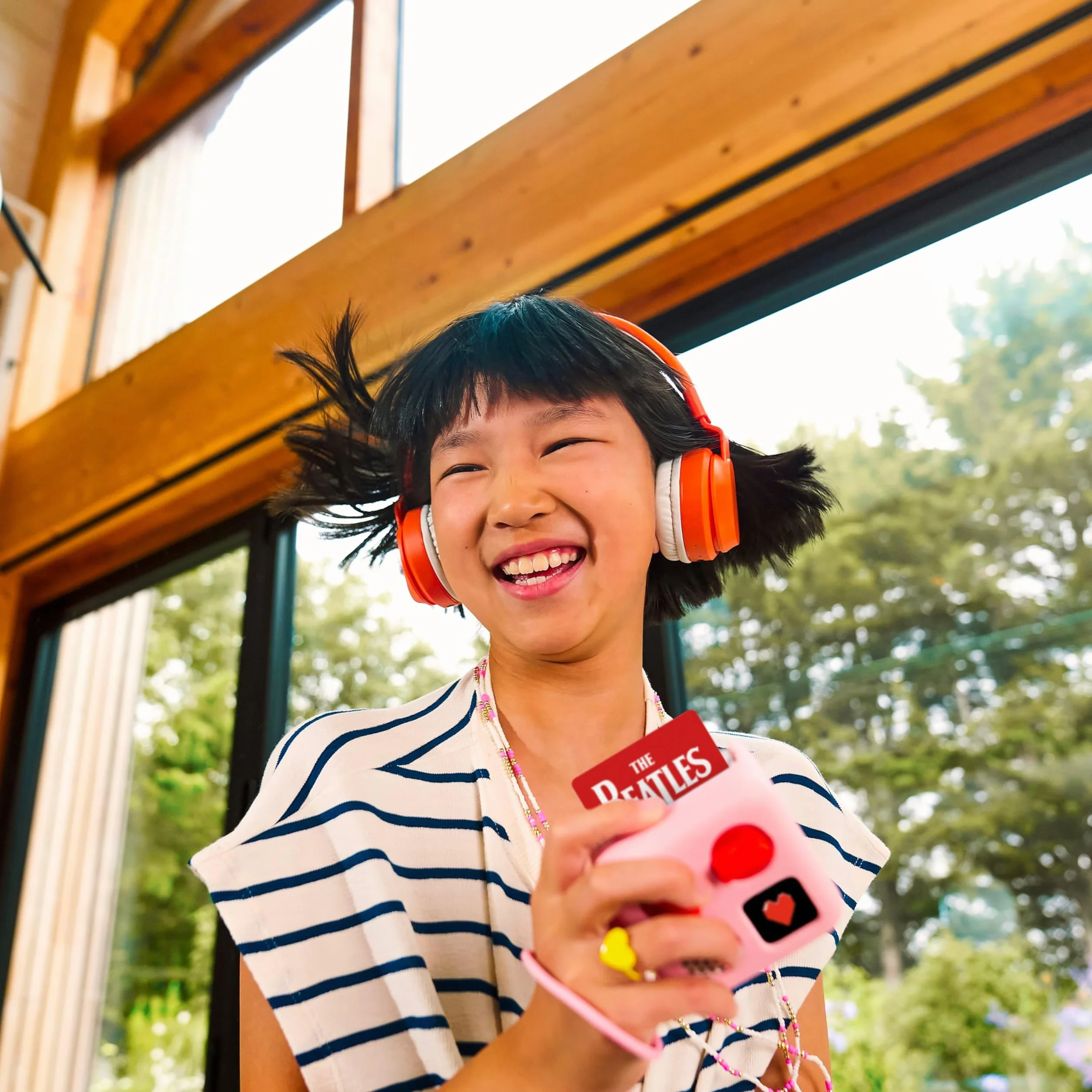Yoto Abba Gold - Karta audio dla dzieci do użytku z graczem i mini wszystkim-w-1 odtwarzacz audio, ekran - bez słuchania z zabawną świąteczną muzyką na imprezy Playtime Travel & Holiday Party, dla
