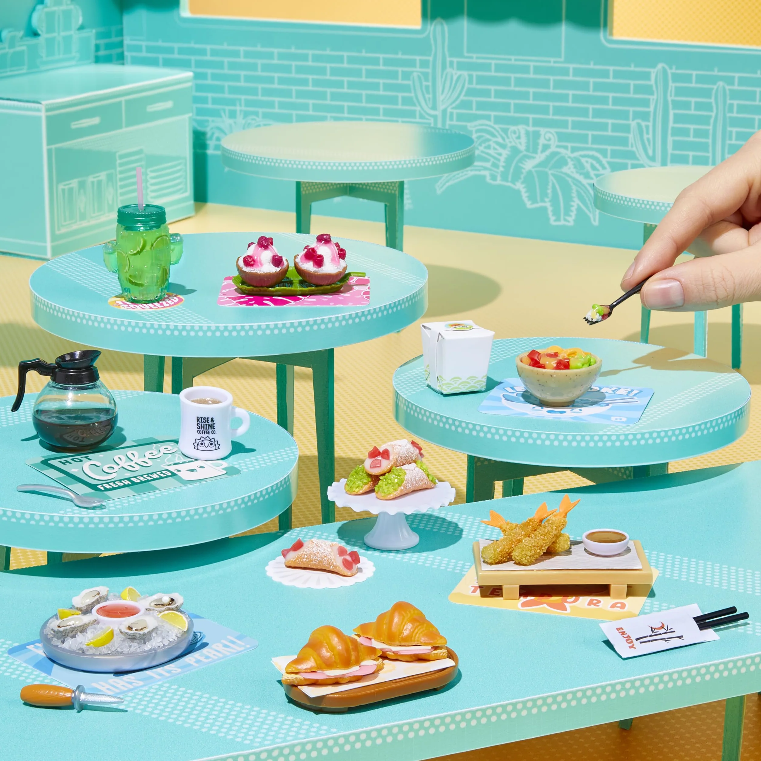 MGA’s Miniverse Make It Mini Cafe Series 6 - Sezonowe Mini Kolekcje z Żywicy z Replikami Składników do Tworzenia i Eksponowania, Niejadalne - dla Kolekcjonerów i Dzieci w Wieku 8+ Lat