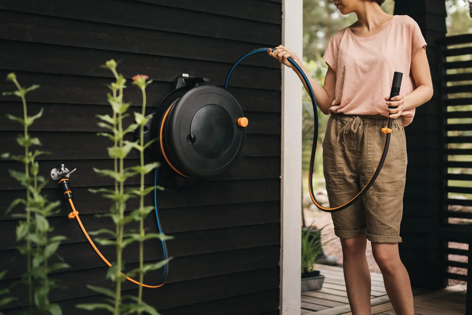Fiskars Bęben z wężem L, Całkowity zasięg 31,5 m, Wąż ogrodowy ø 13 mm, Uniwersalna złączka ø 13-15 mm, Dysza zraszająca, Czarny/pomarańczowy