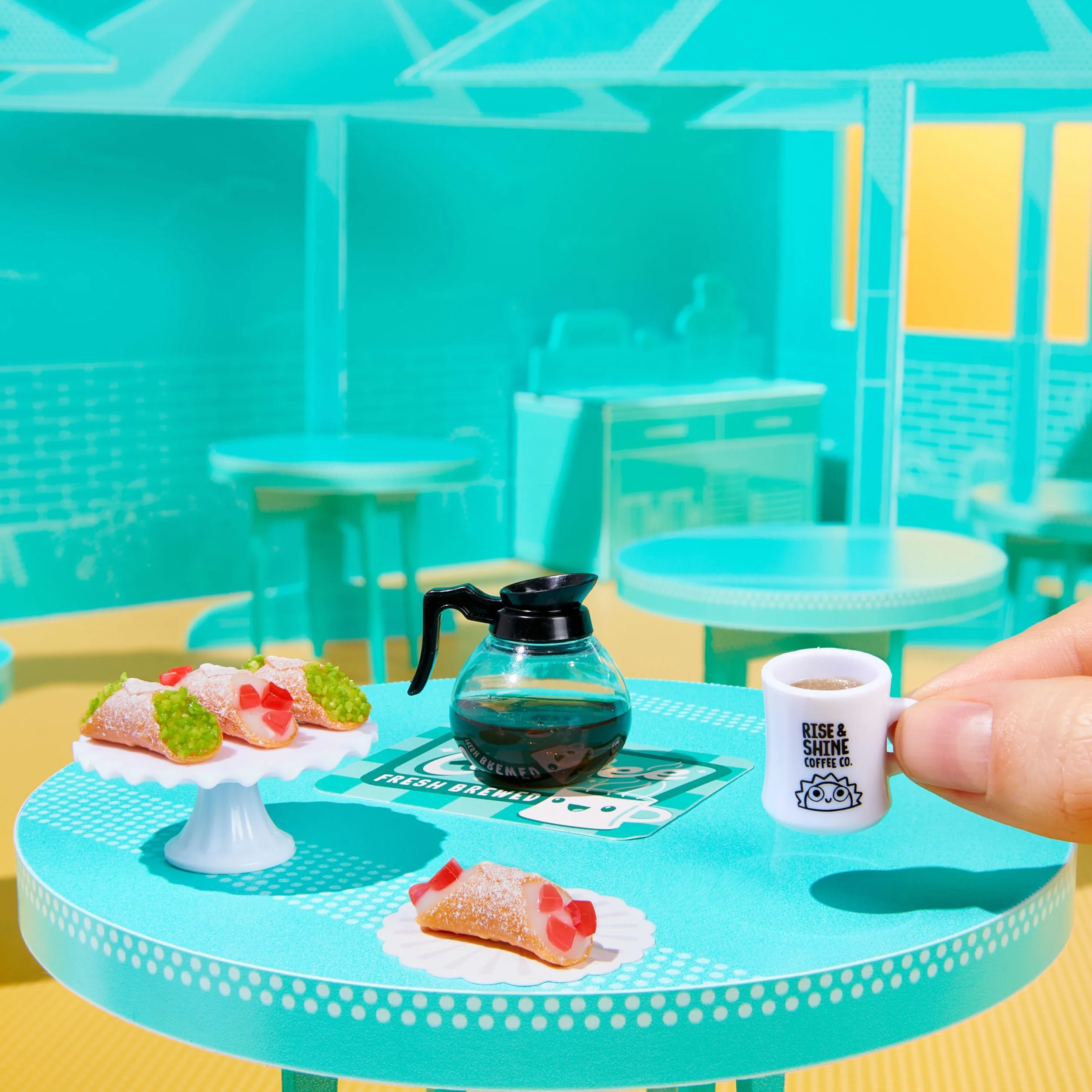 MGA’s Miniverse Make It Mini Cafe Series 6 - Sezonowe Mini Kolekcje z Żywicy z Replikami Składników do Tworzenia i Eksponowania, Niejadalne - dla Kolekcjonerów i Dzieci w Wieku 8+ Lat