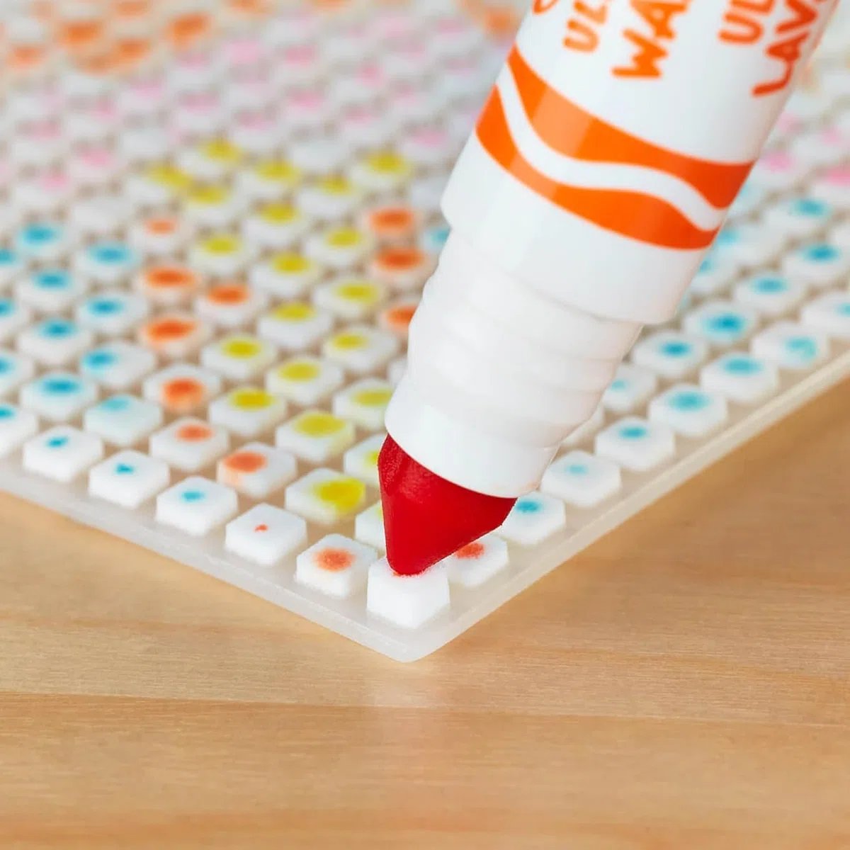 CRAYOLA Wixels zestaw do aktywności zwierząt, absorbujący kolory, zestaw sztuki pikselowej, zawiera markery i łatwe do naśladowania przewodniki kolorów, dla dzieci w wieku od 6 lat