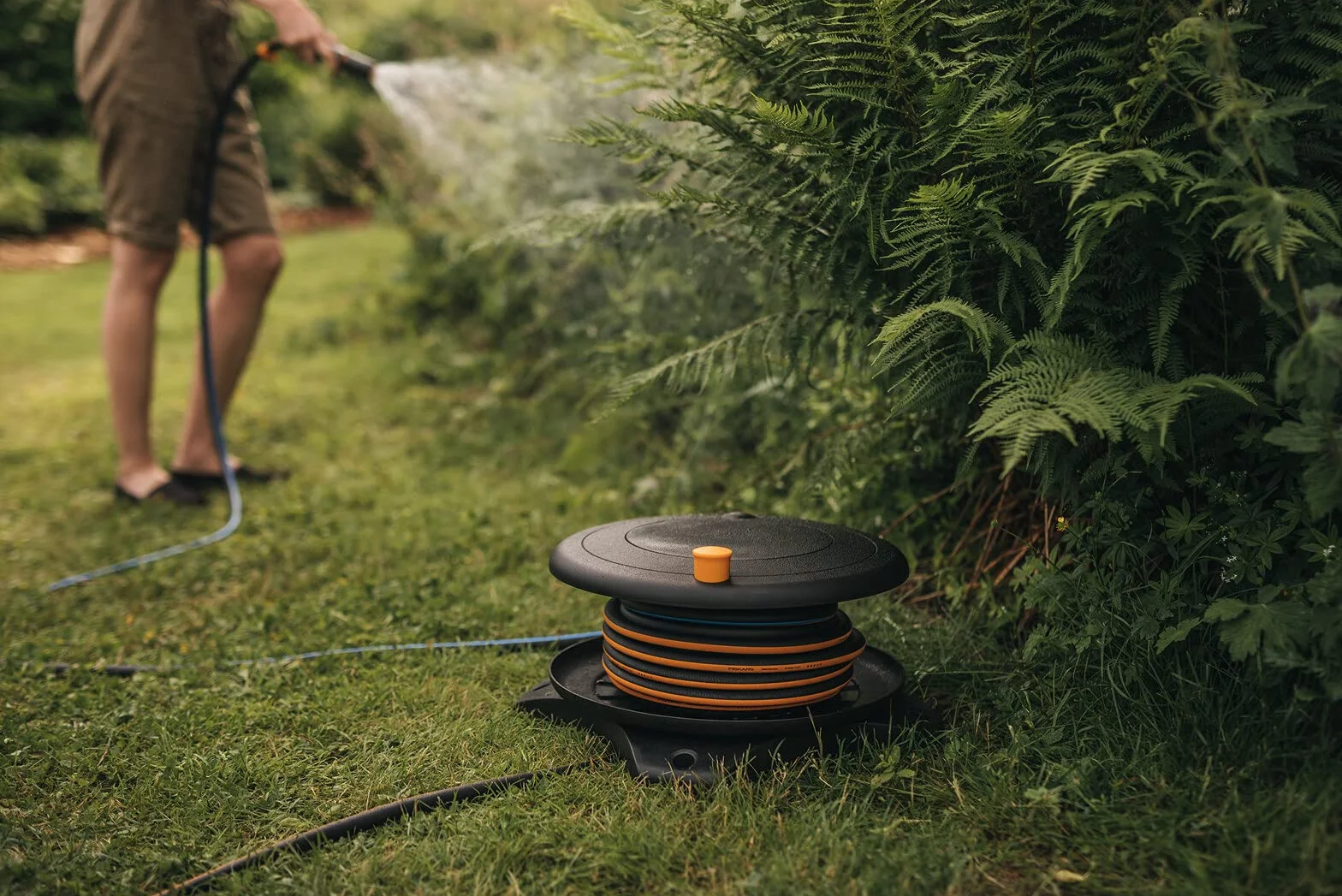 Fiskars Bęben z wężem L, Całkowity zasięg 31,5 m, Wąż ogrodowy ø 13 mm, Uniwersalna złączka ø 13-15 mm, Dysza zraszająca, Czarny/pomarańczowy