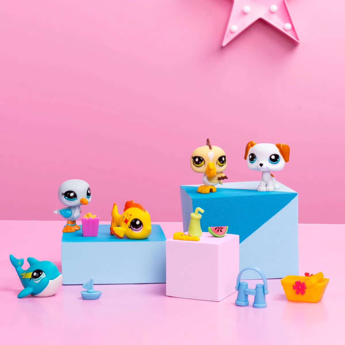 Littlest Pet Shop BANDAI Collectors 5-pak najlepszych zabawek plażowych, zestaw zawiera 5 mini zabawek LPS dla zwierząt domowych, 7 akcesoriów, 1 kartę kolekcjonerską i 1 wirtualny kod, zabawki