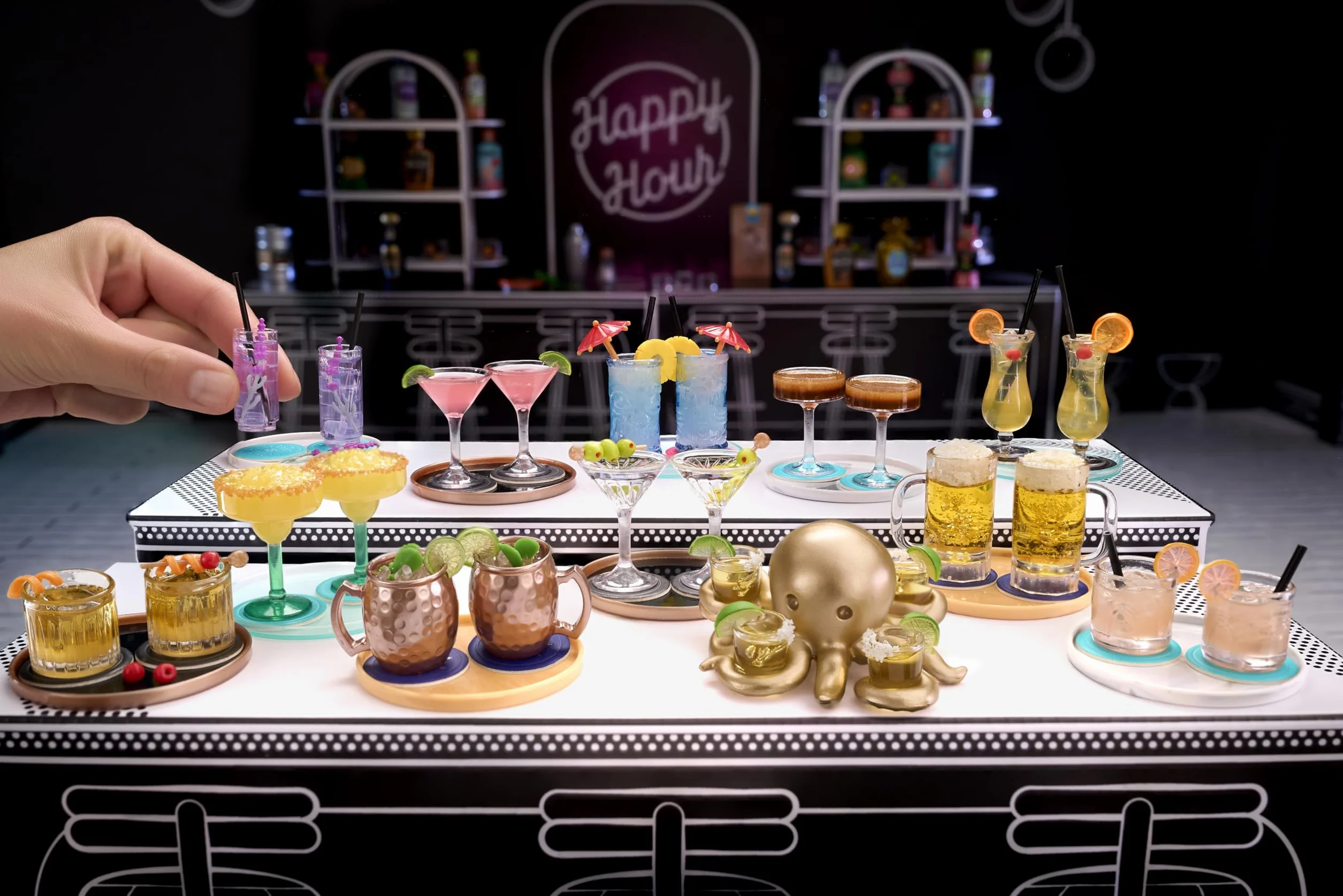 MGA's Miniverse Make It Mini Happy Hour - Mini Przedmioty Kolekcjonerskie w Ukrytych Opakowaniach - Repliki Koktajli DIY - NIEJADALNA Żywica - Przedmioty Kolekcjonerskie dla Dorosłych i Kolekcjonerów