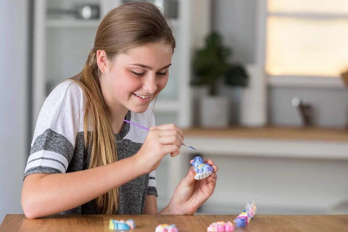 4M, Mould and Paint Unicorns, Mould and Paint Fridge Magnets and Badges, Unicorn Themed Craft Activity, Kids Ages 5+