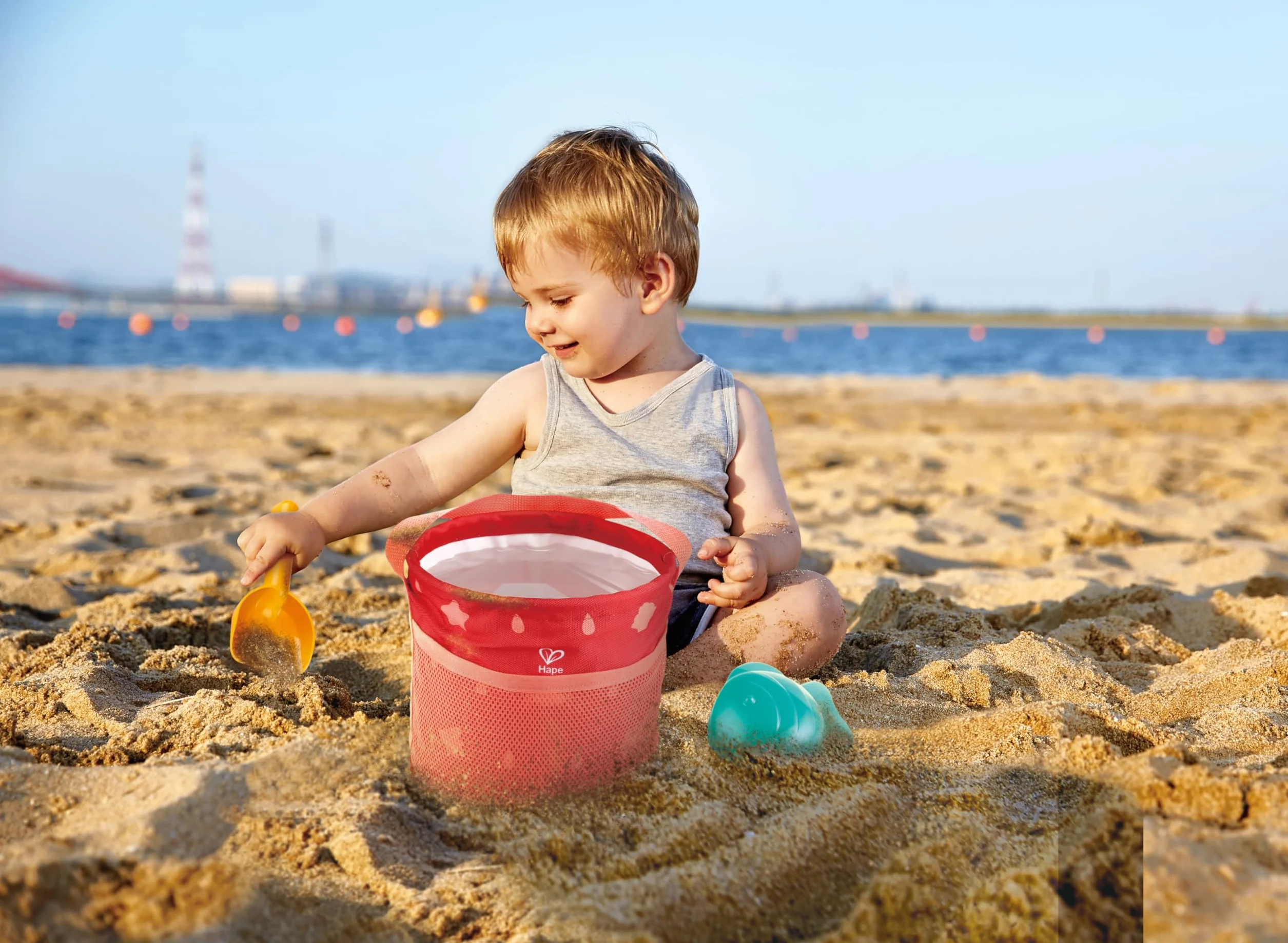 Hape Składany zestaw do zabawy plażowej z wiadrem, szufelką i foremkami do piasku, zabawka do piasku od 18 miesięcy