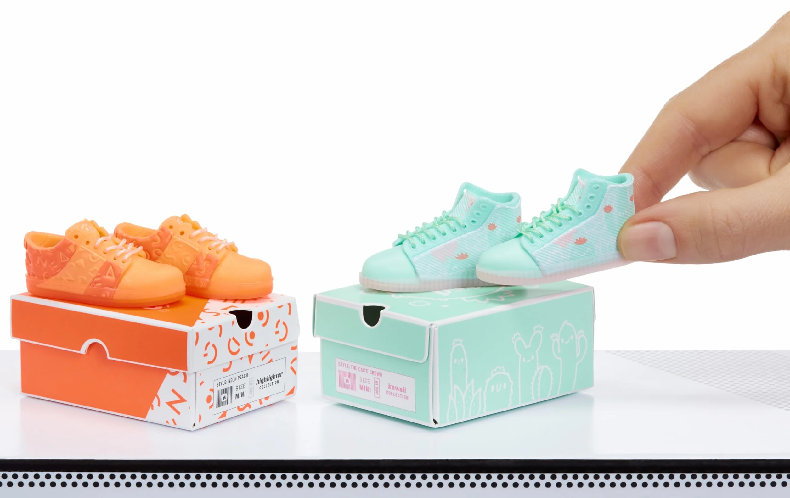 MGA's Mini Make It Mini Sneakers i Kolekcje w Tajemniczych Opakowaniach, Majsterkowanie, Rękodzieło, Repliki, Stroje, NIEJADALNE - dla Kolekcjonerów, od 8+ Lat
