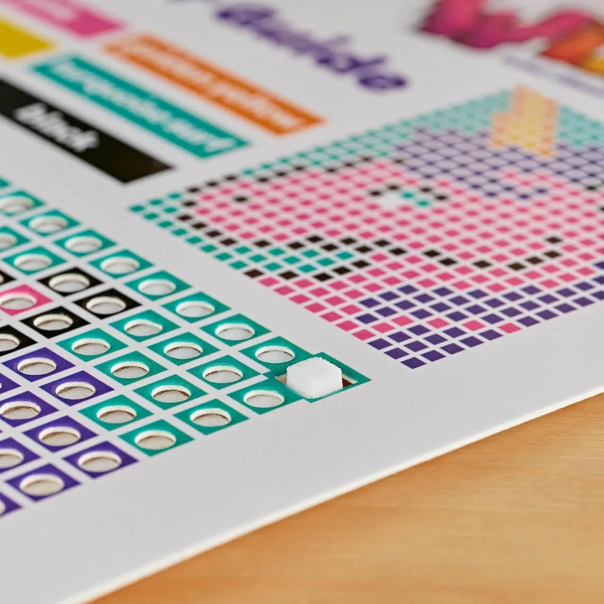 CRAYOLA Wixels zestaw do aktywności zwierząt, absorbujący kolory, zestaw sztuki pikselowej, zawiera markery i łatwe do naśladowania przewodniki kolorów, dla dzieci w wieku od 6 lat