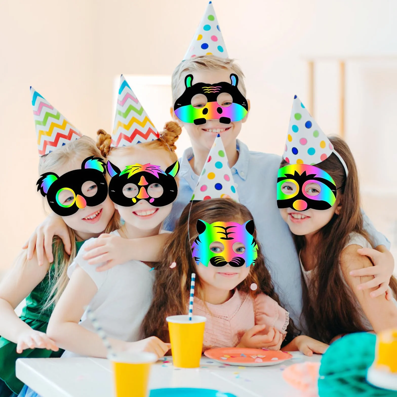 Obrazy do zdrapywania dla dzieci, 16 sztuk masek imprezowych do malowania, kreatywne zestawy do majsterkowania z elastycznymi sznurkami i drewnianymi kołkami, maski zwierzęce, tęczowe obrazki do
