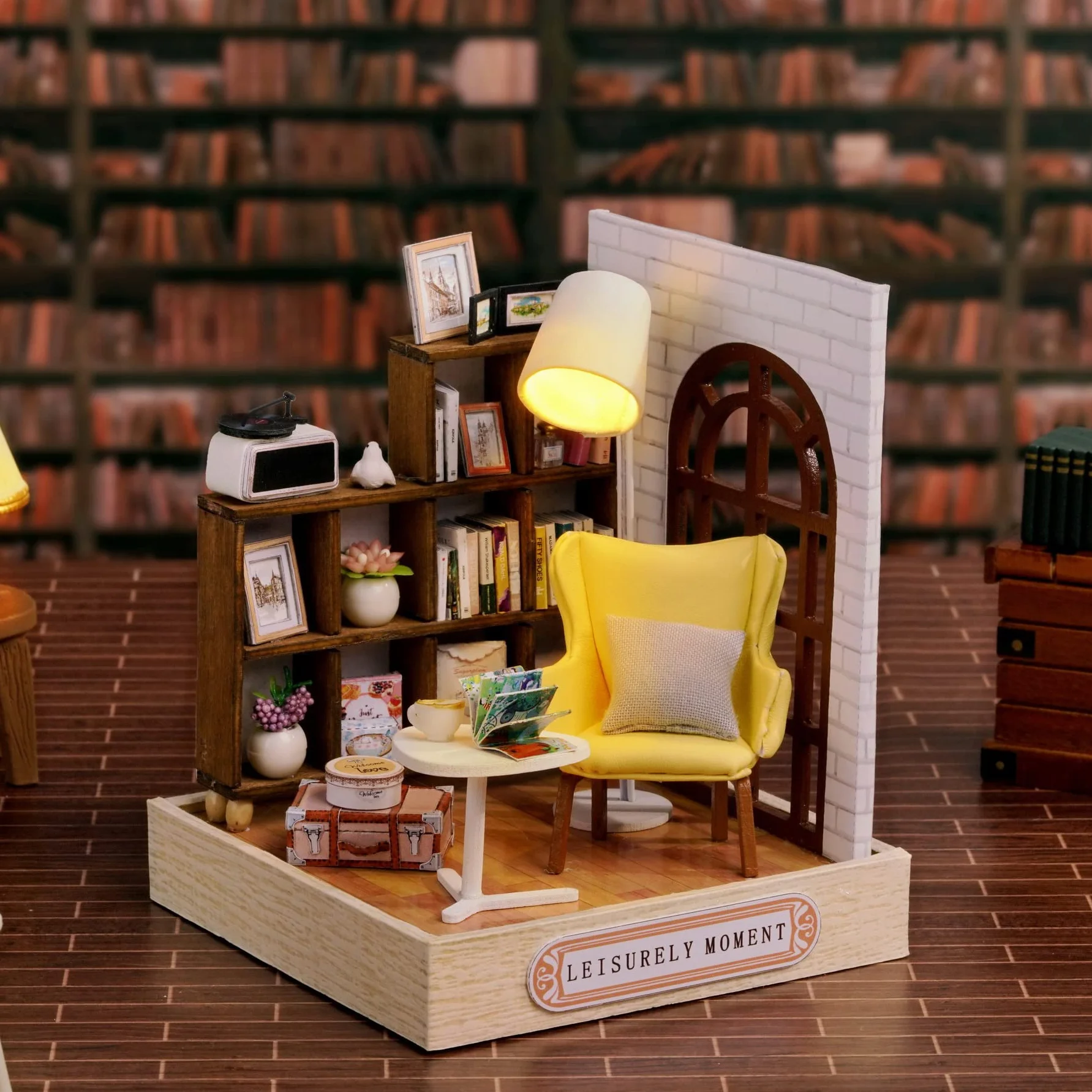 Cuteefun Miniaturowy zestaw do domku dla lalek, drewniany zestaw do domku dla lalek z meblami i osłoną przeciwpyłową, ręcznie robione rękodzieło dla dorosłych, prezent na urodziny, Boże Narodzenie