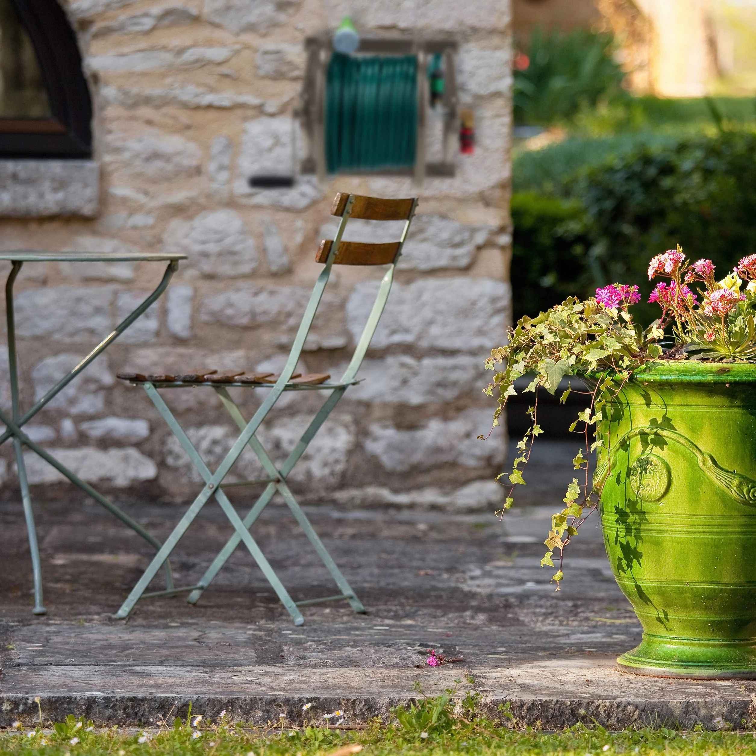 Relaxdays Zwijacz węża naścienny do węży 60 m stal brązowy