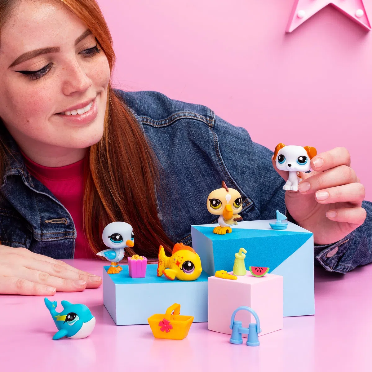Littlest Pet Shop BANDAI Collectors 5-pak najlepszych zabawek plażowych, zestaw zawiera 5 mini zabawek LPS dla zwierząt domowych, 7 akcesoriów, 1 kartę kolekcjonerską i 1 wirtualny kod, zabawki