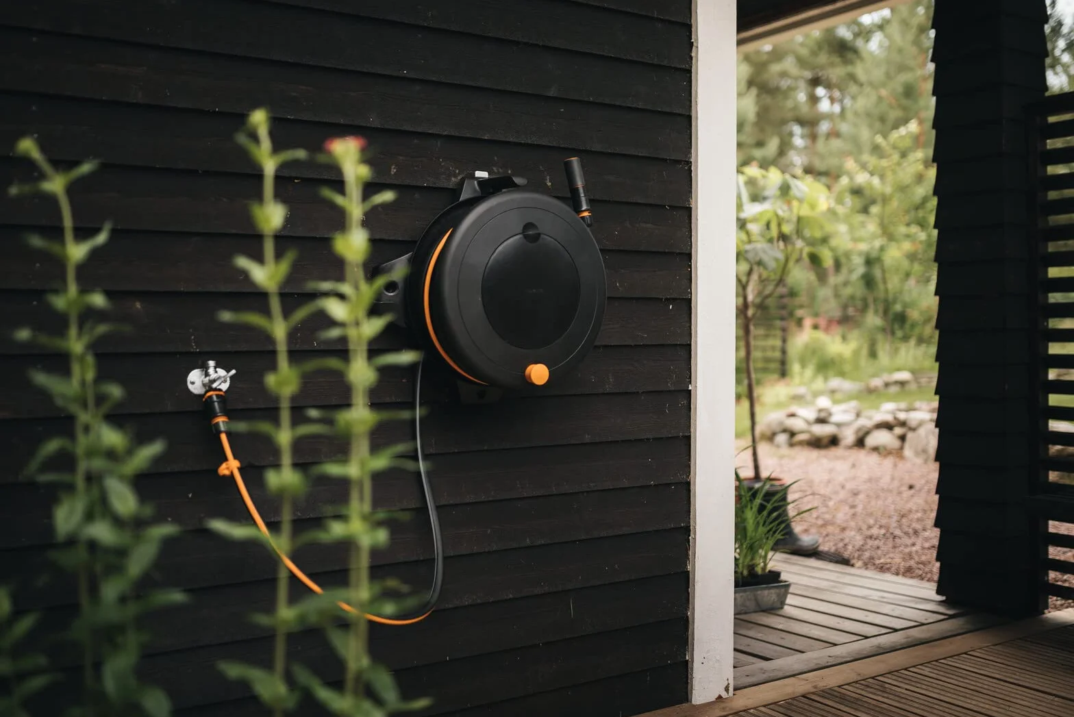 Fiskars Bęben z wężem L, Całkowity zasięg 31,5 m, Wąż ogrodowy ø 13 mm, Uniwersalna złączka ø 13-15 mm, Dysza zraszająca, Czarny/pomarańczowy