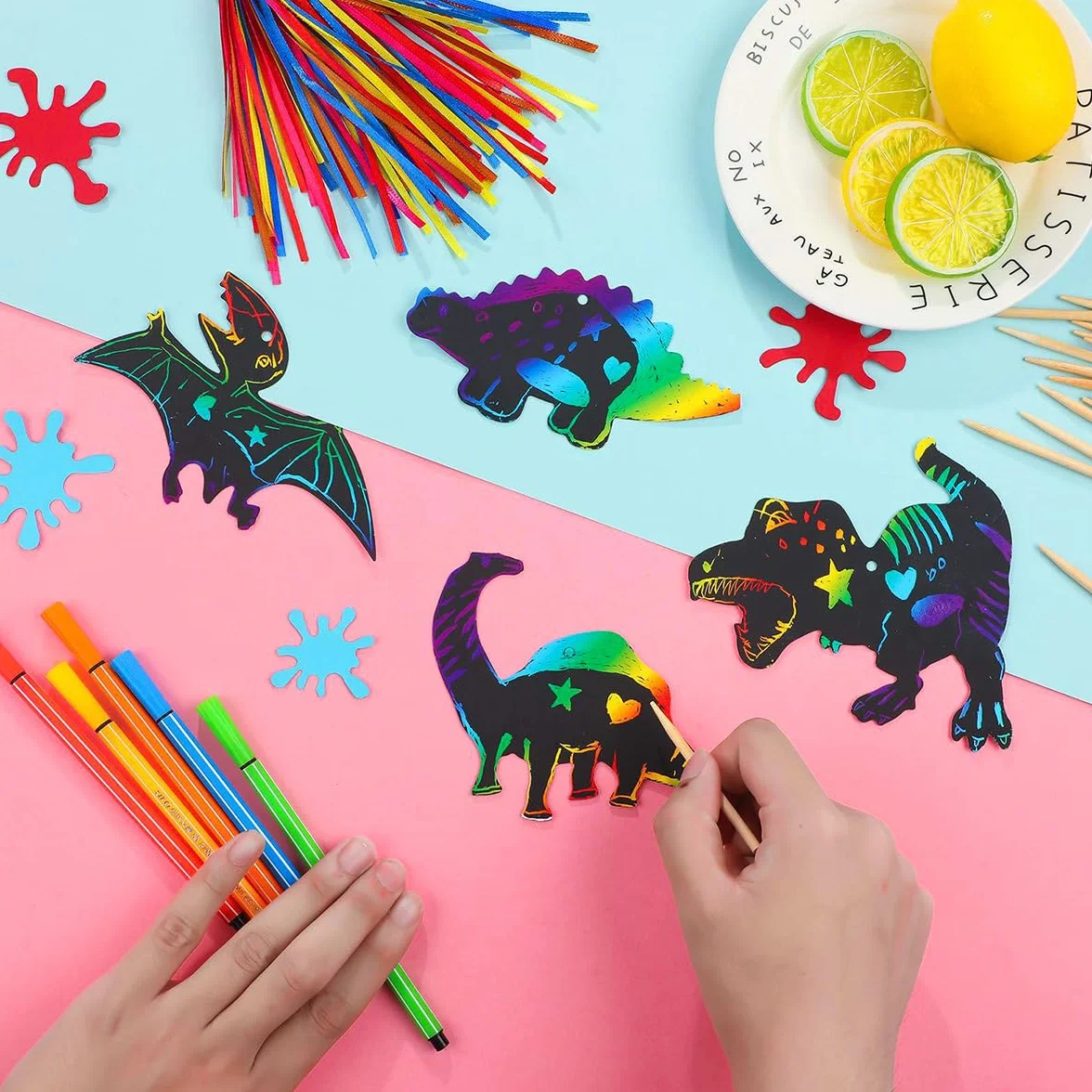 48 szt. zdrapywania karty kreatywne dinozaury papier artystyczny z 48 drewnianymi ołówkami i 48 wstążkami na przyjęcie urodzinowe, dekoracja DIY