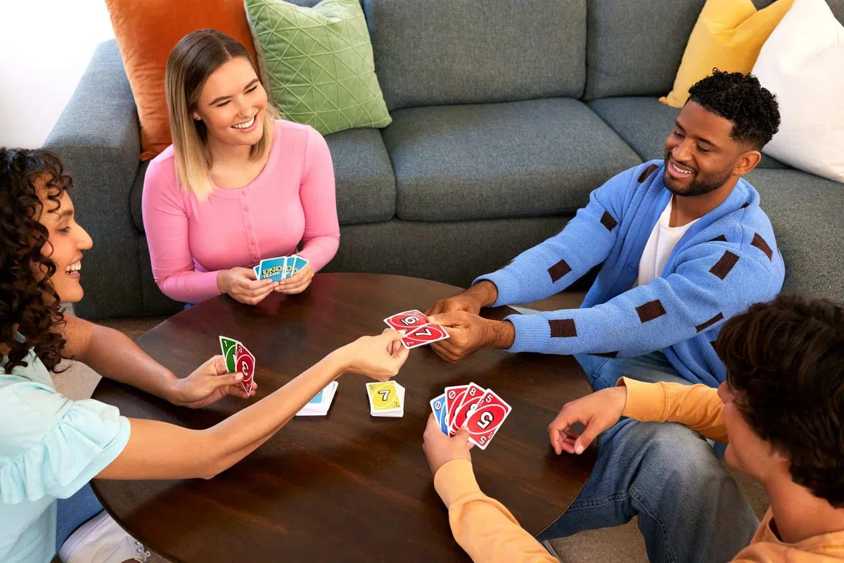 Mattel Games UNO Teams Gra karciana dla dzieci, dorosłych i rodzin na wieczór gier, imprezę i wyjazd, przeznaczona do gry w 2-osobowych zespołach, zawiera reguły specjalne, JDM40