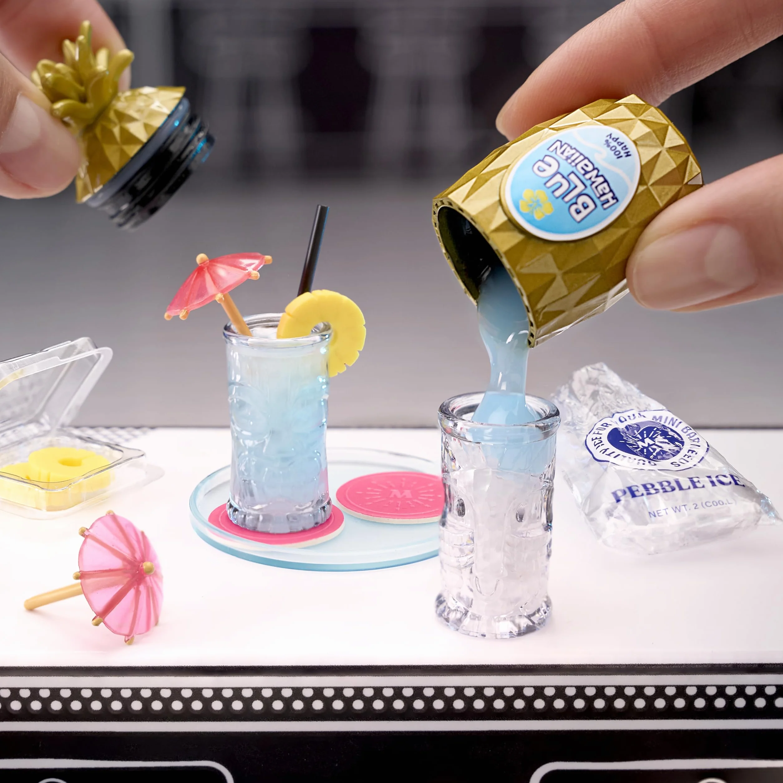 MGA's Miniverse Make It Mini Happy Hour - Mini Przedmioty Kolekcjonerskie w Ukrytych Opakowaniach - Repliki Koktajli DIY - NIEJADALNA Żywica - Przedmioty Kolekcjonerskie dla Dorosłych i Kolekcjonerów