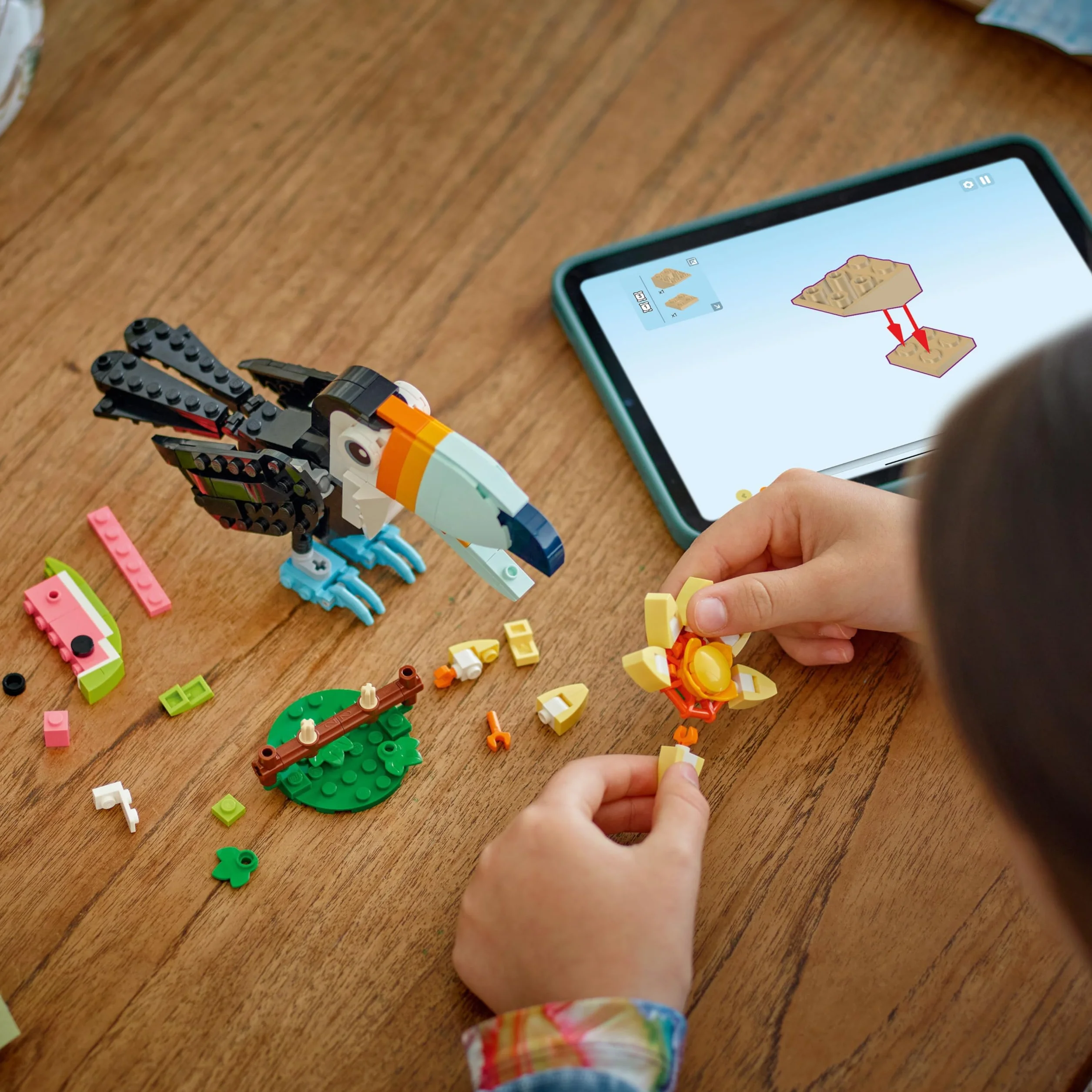 LEGO Creator 3 w 1 Dzikie zwierzęta: Tropikalny tukan, figurka do przebudowania na motyla lub rybę, zabawka dla dziecka, ozdoba do pokoju dziecięcego, prezent dla 7-latki, dziewczynki i chłopca 31173