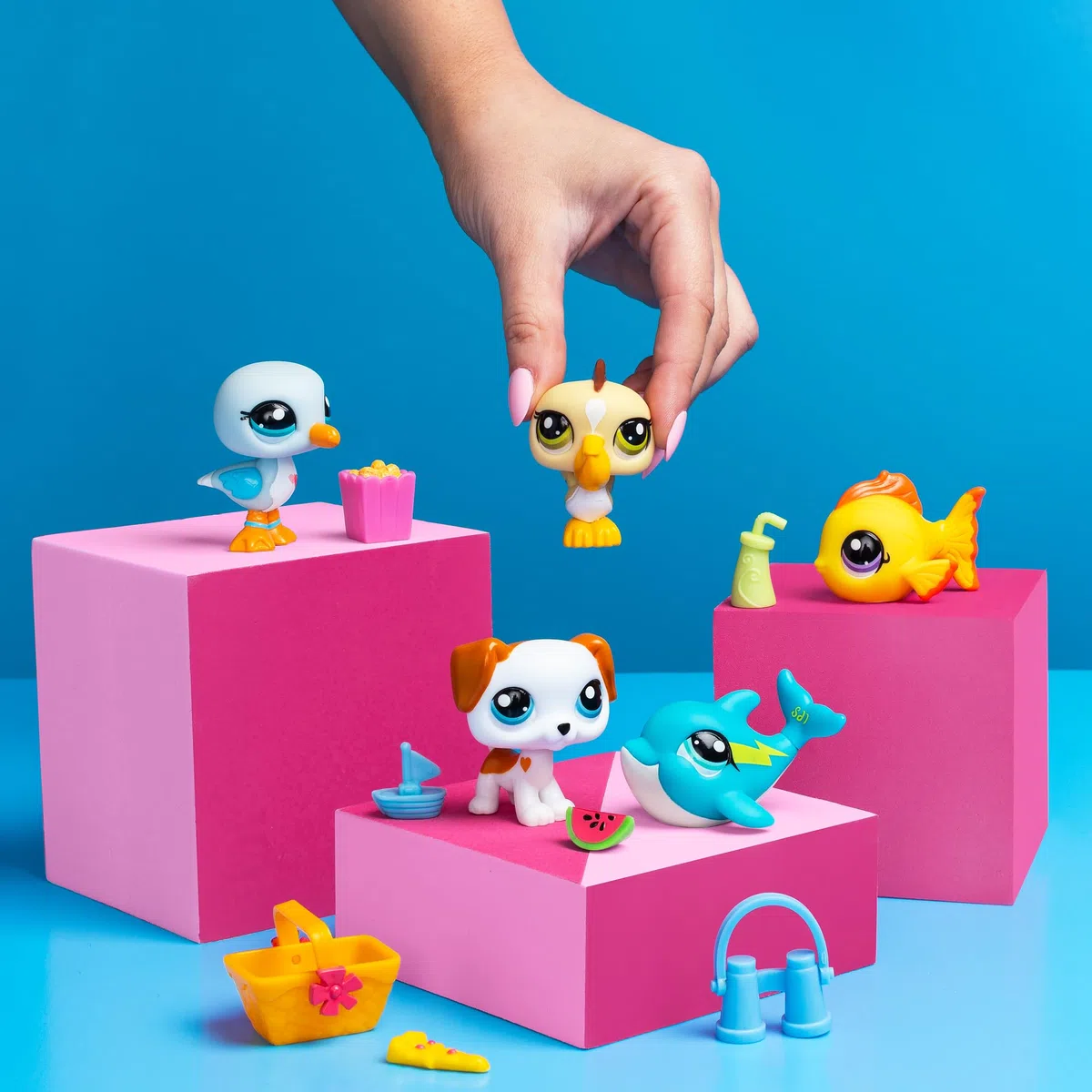Littlest Pet Shop BANDAI Collectors 5-pak najlepszych zabawek plażowych, zestaw zawiera 5 mini zabawek LPS dla zwierząt domowych, 7 akcesoriów, 1 kartę kolekcjonerską i 1 wirtualny kod, zabawki