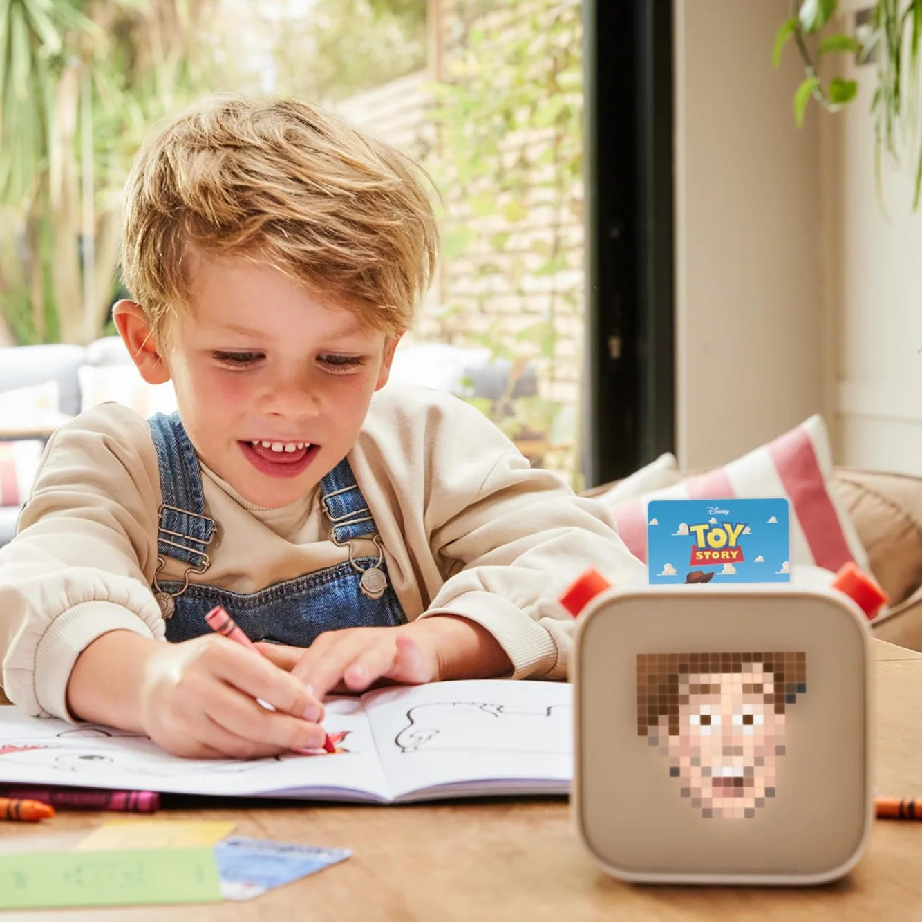Yoto Abba Gold - Karta audio dla dzieci do użytku z graczem i mini wszystkim-w-1 odtwarzacz audio, ekran - bez słuchania z zabawną świąteczną muzyką na imprezy Playtime Travel & Holiday Party, dla